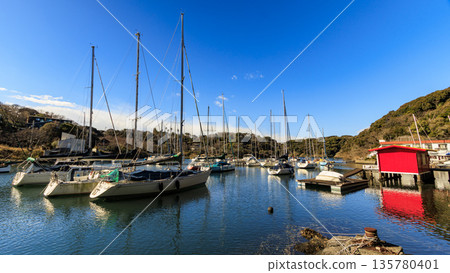 遊艇停泊在遊艇港 135780401
