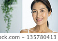 一幅笑容燦爛、肌膚姣好的中年女性肖像，靈感來自廣告 135780413