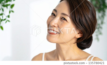 一幅笑容燦爛、肌膚姣好的中年女性肖像，靈感來自廣告 135780421
