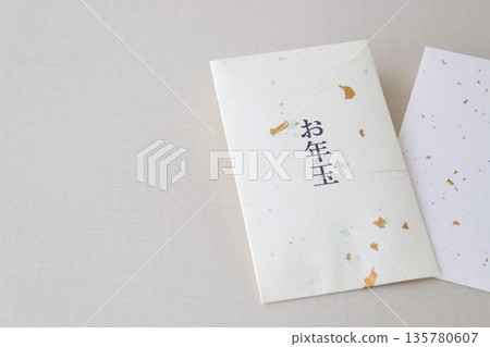 優雅簡約的新年壓歲錢信封。日式新年背景素材（留有文字空間）。 135780607