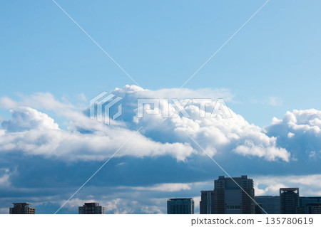 建築物被積雲覆蓋 建築物被積雲覆蓋 135780619