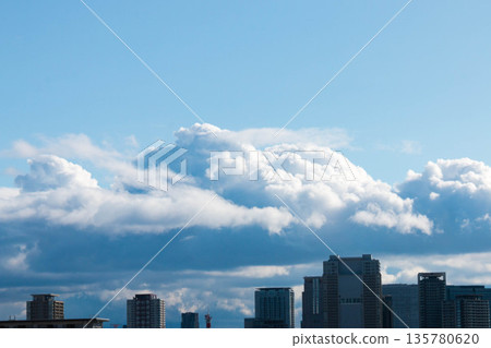 建築物被積雲覆蓋 建築物被積雲覆蓋 135780620