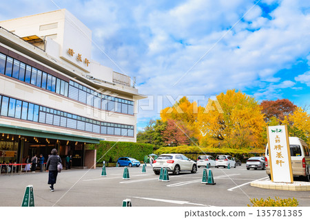 東京台東區上野公園的秋葉 東京台東區上野公園的秋葉 135781385