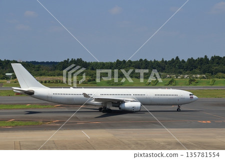 一架客機在油漆被剝除後正在轉運 一架客機在油漆被剝除後正在轉運 135781554