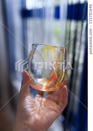 掌中色彩繽紛的玻璃器皿 | 透光抽象工藝品 135781648