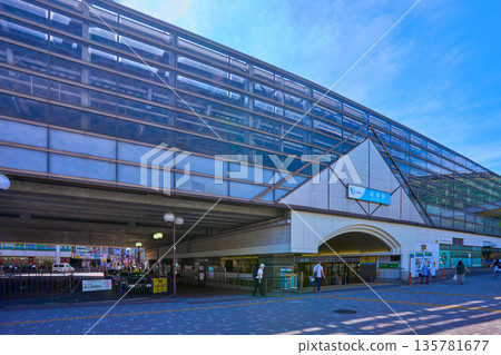 從環形車道看到的東京世田谷區小田急線共堂車站北出口景色。 從環形車道看到的東京世田谷區小田急線共堂車站北出口景色。 135781677