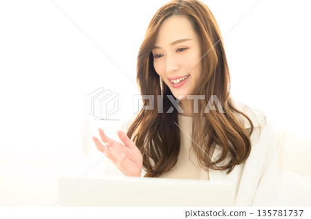 看膝上型計算機的婦女 135781737