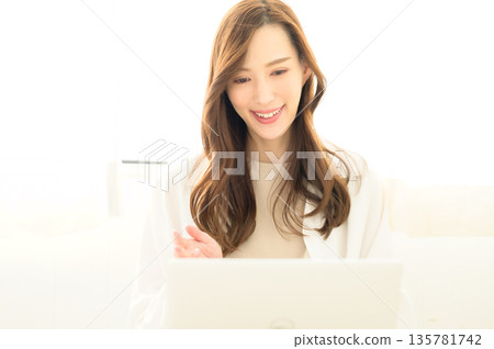 看膝上型計算機的婦女 看膝上型計算機的婦女 135781742