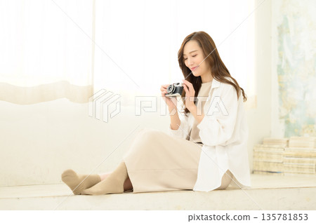 拿著膠卷相機的女人 拿著膠卷相機的女人 135781853