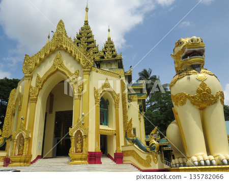 Huge lion outside Shwedagon Pagoda in Yangon.JPG Huge lion outside Shwedagon Pagoda in Yangon.JPG 135782066