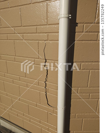 房屋外牆受損 135782249