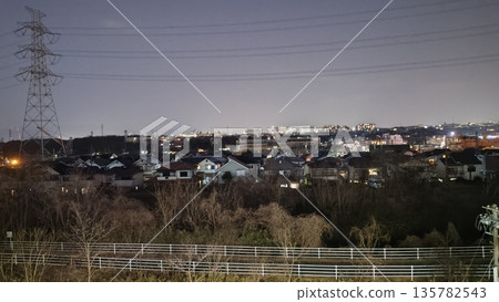 住宅區在晚上 住宅區在晚上 135782543