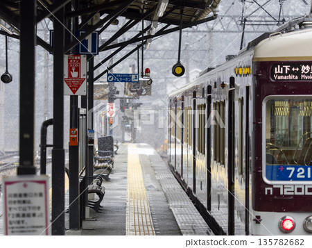 白雪皚皚的月台和列車景色 135782682