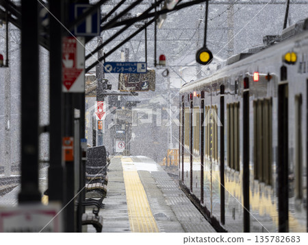 白雪皚皚的月台和列車景色 白雪皚皚的月台和列車景色 135782683