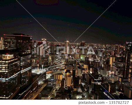 從大阪梅田天空大廈的夜景 從大阪梅田天空大廈的夜景 135782727