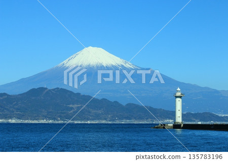 清水港燈塔和富士山 清水港燈塔和富士山 135783196
