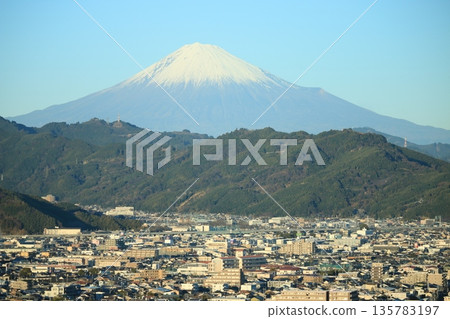 從靜岡縣政府看到的富士山 從靜岡縣政府看到的富士山 135783197