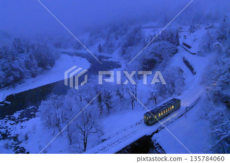 積雪覆蓋的飯山線 135784060