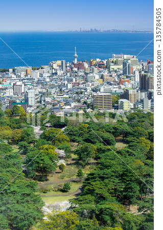 從環球塔和別府灣/大分臨海綜合大樓看到的別府市景 135784505