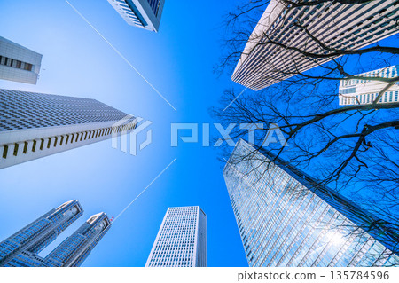 日本東京城市景觀：日本經濟的低迷…新宿副中心摩天大樓景觀 = 2026年1月25日 135784596