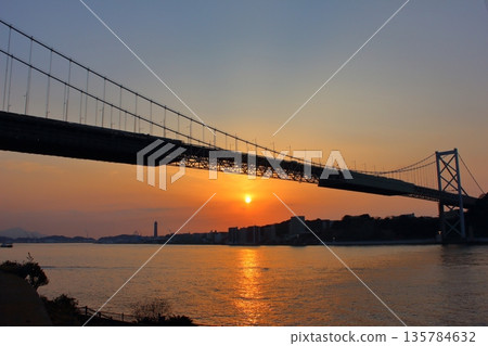 在Kanmon海峽的日落 在Kanmon海峽的日落 135784632