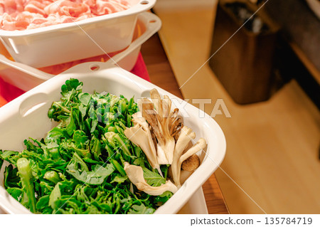 火鍋準備：五花肉、菊花、香菇食材套裝 135784719