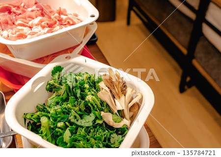 新鮮生豬肉和蔬菜拼盤，適合火鍋烹飪 135784721