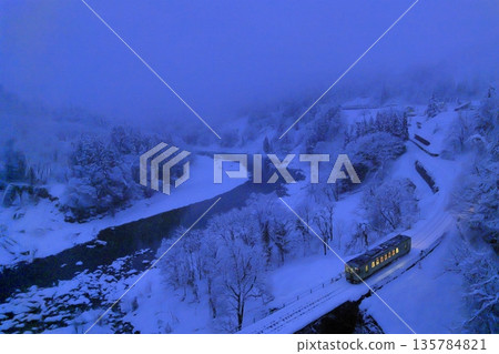積雪覆蓋的飯山線 135784821