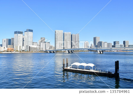 View of Harumi Bridge and Harumi Triton Square from Toyosu Bridge (Chuo Ward, Tokyo) [January 2026] 135784961