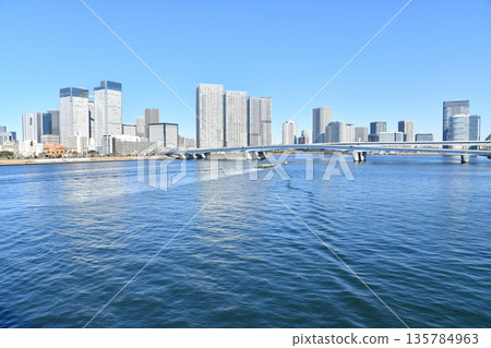 從豐洲橋眺望晴海橋和晴海海神廣場（東京中央區）[2026年1月] 135784963