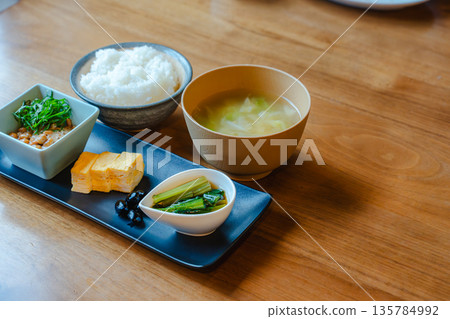 日式早餐小菜:玉子燒和納豆特寫 日式早餐小菜:玉子燒和納豆特寫 135784992