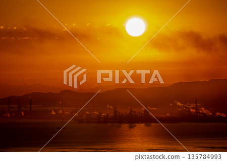 日出時的別府灣和大分沿海工業區 日出時的別府灣和大分沿海工業區 135784993