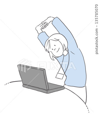 在辦公室工作間隙伸展放鬆身體。 在辦公室工作間隙伸展放鬆身體。 135785070