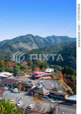 梅野路邊車站的秋葉 梅野路邊車站的秋葉 135785608