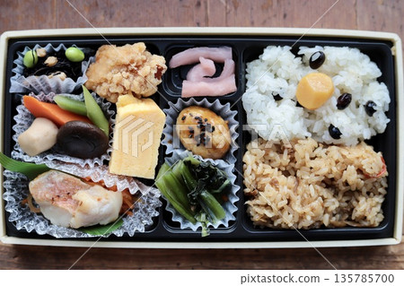 一份外帶日式便當盒，內含多種小菜 135785700