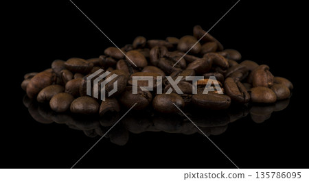 Roasted coffee beans, on a black background with reflection Roasted coffee beans, on a black background with reflection 135786095