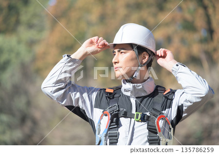 一名戴著頭盔的日本男子在建築工地 一名戴著頭盔的日本男子在建築工地 135786259