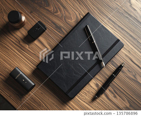 桌上的筆記型電腦和無線耳機象徵著高效率的工作方式。 135786896