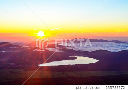 Oncoming light seen from Mt. Fuji 135787572