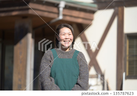 一位女士在山間小屋迎接我們 135787623