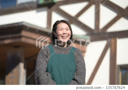 一位女士在山間小屋迎接我們 135787624