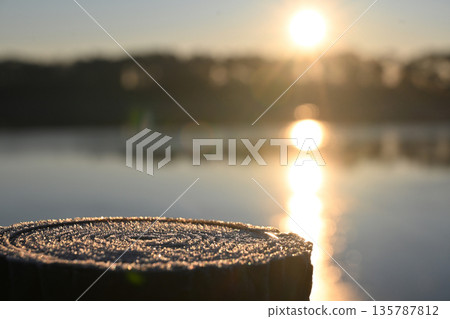 太陽反射在水面上 太陽反射在水面上 135787812
