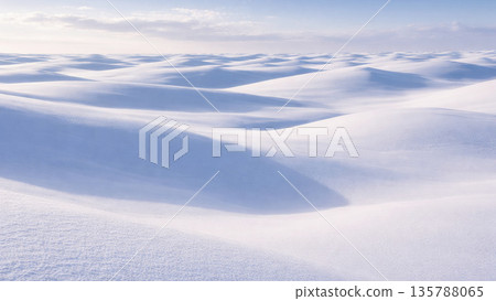 寧靜的雪山環繞的景色 135788065