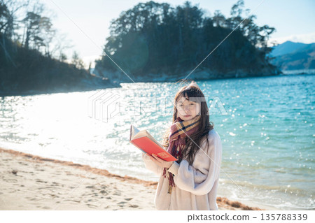 讀書的婦女由海灘 135788339