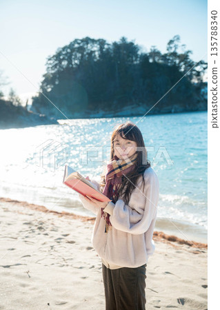 讀書的婦女由海灘 135788340