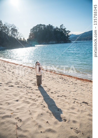 讀書的婦女由海灘 135788345