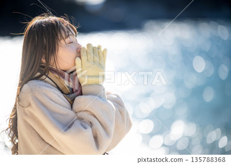 站立在海的一名婦女 135788368