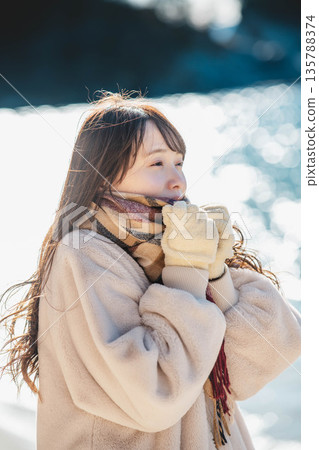 站立在海的一名婦女 135788374