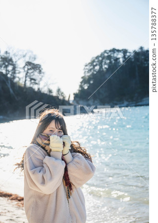 站立在海的一名婦女 站立在海的一名婦女 135788377