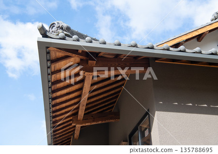 Renovation of the eaves of an old house 135788695